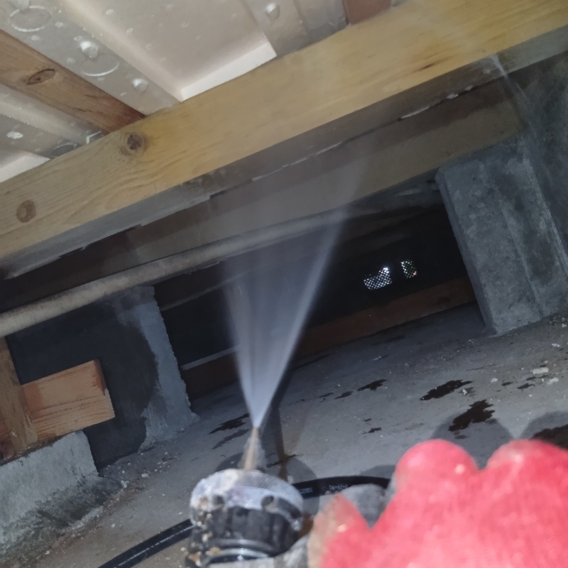 床下の木材に防蟻剤を散布