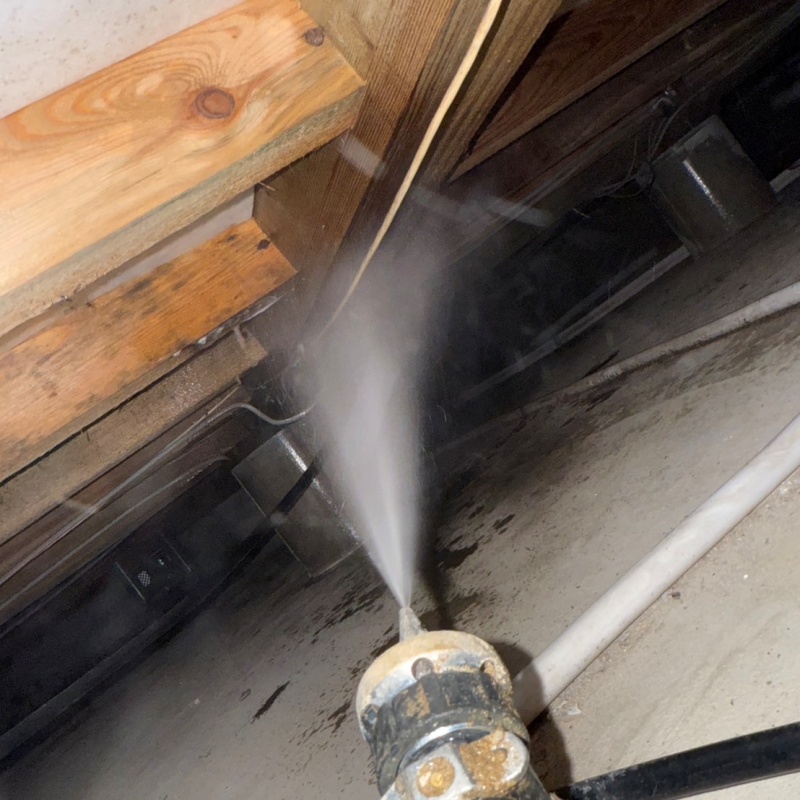 床下の木材にシロアリ駆除剤を散布