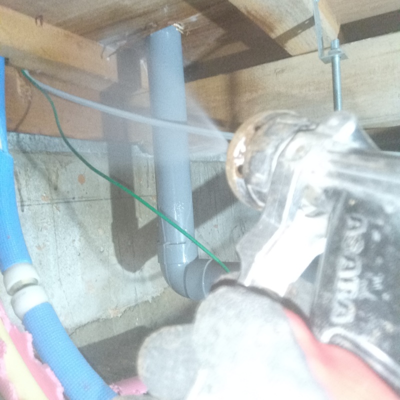 配管まわりにシロアリ駆除剤を散布