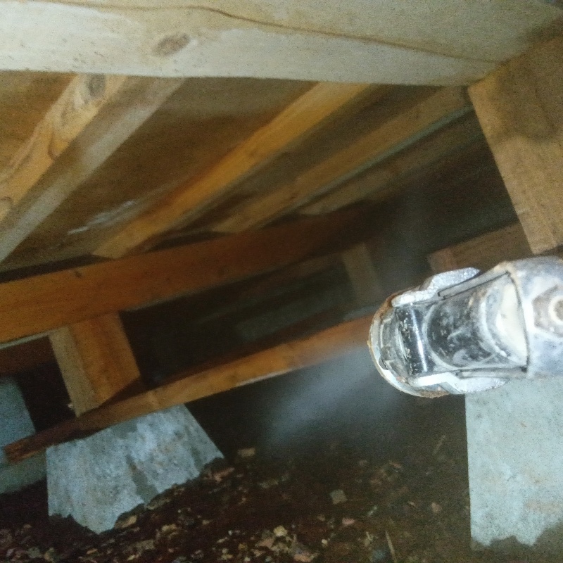 床下の地面にシロアリ駆除剤を散布