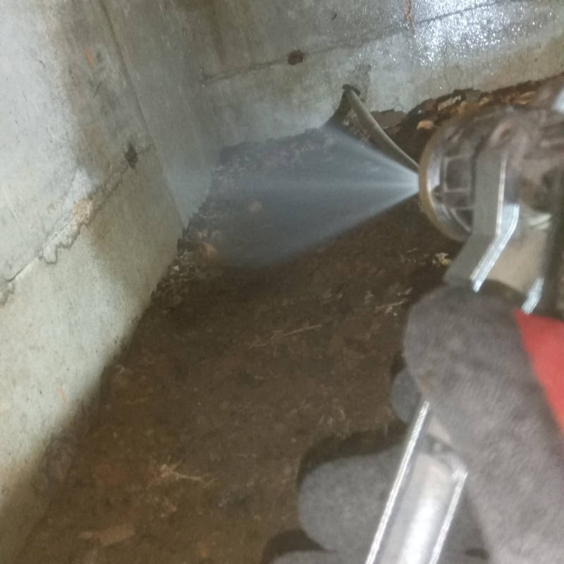 床下の地面にシロアリ駆除剤を散布