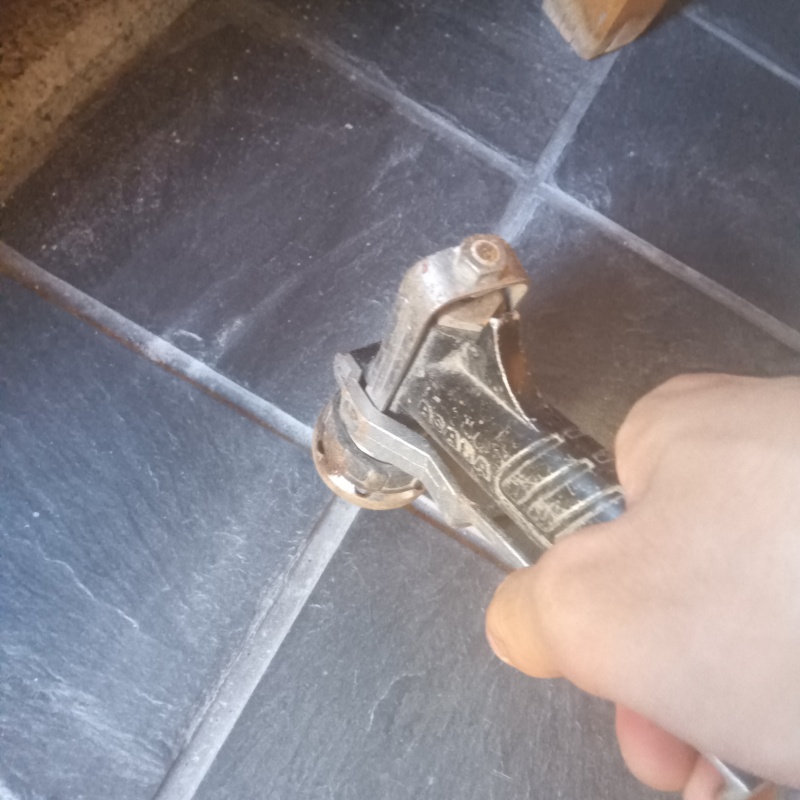 地面にシロアリ駆除剤を注入