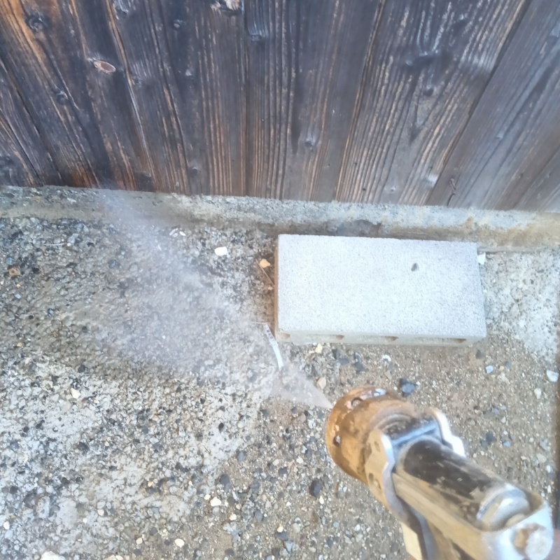 屋外の地面にシロアリ駆除剤を散布