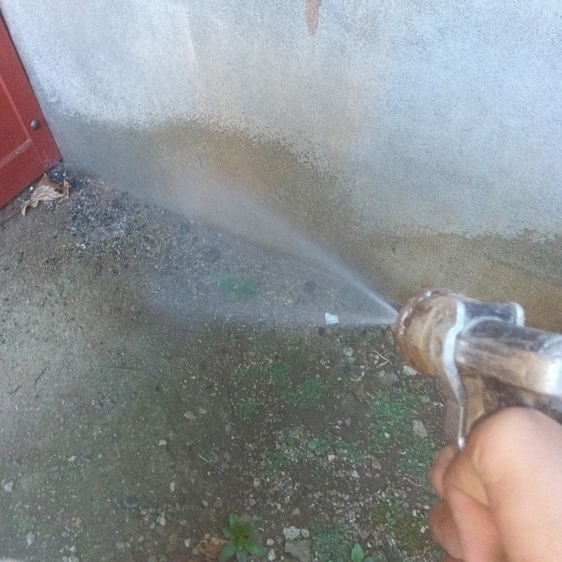 屋外の地面にシロアリ駆除剤を散布