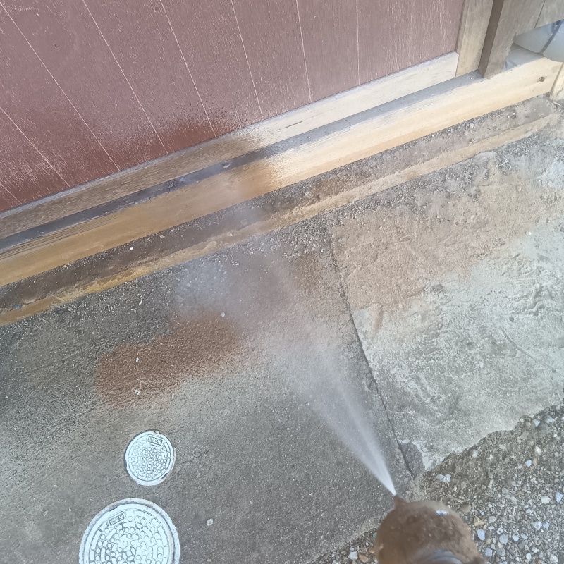 建物の外周にシロアリ駆除剤を散布