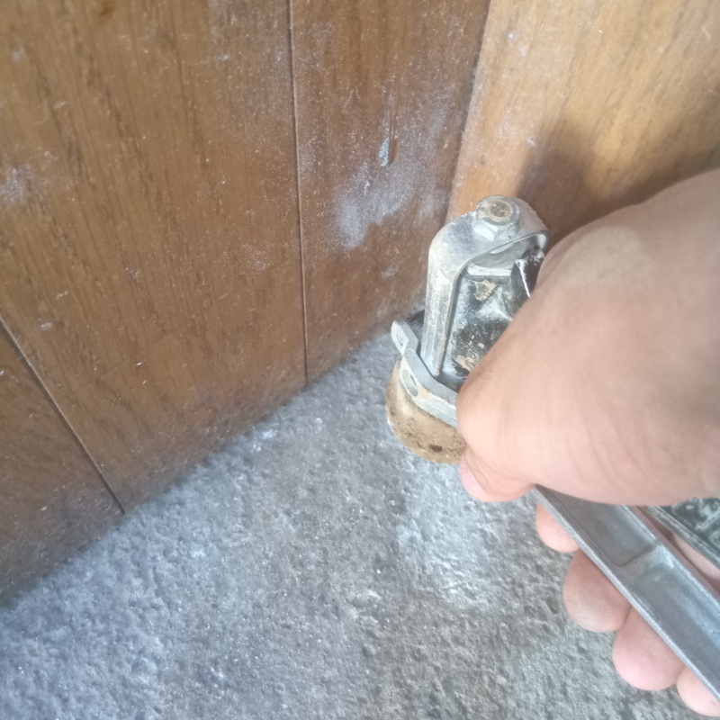 地面にシロアリ駆除剤を注入