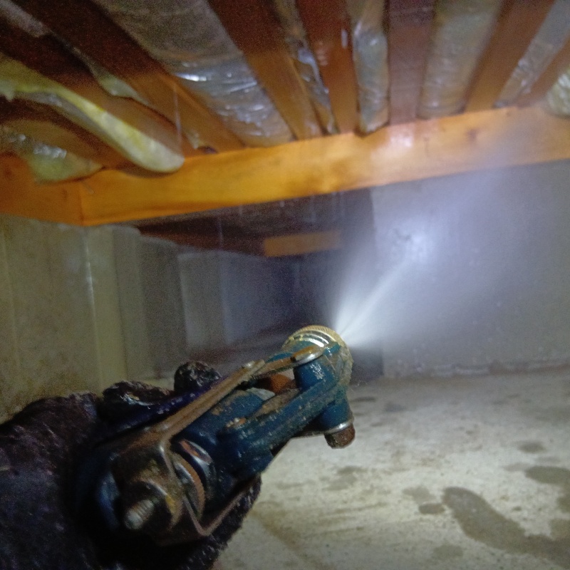 床下の木材に防蟻剤を散布