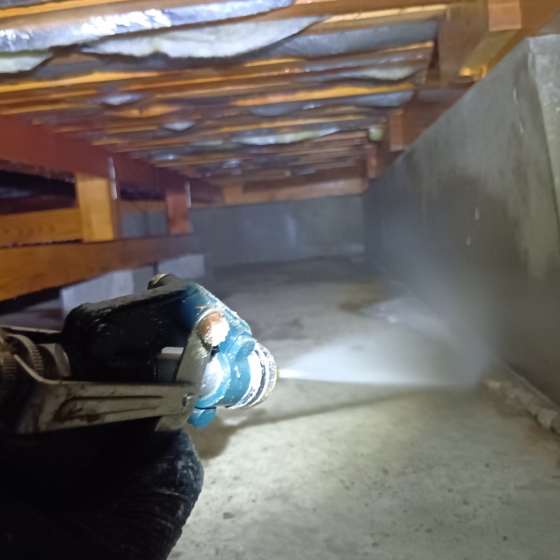 床下の地面に防蟻剤を散布