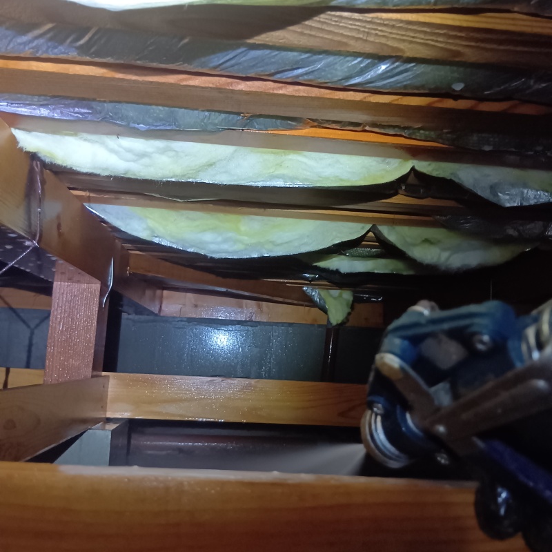 床下の地面に防蟻剤を散布