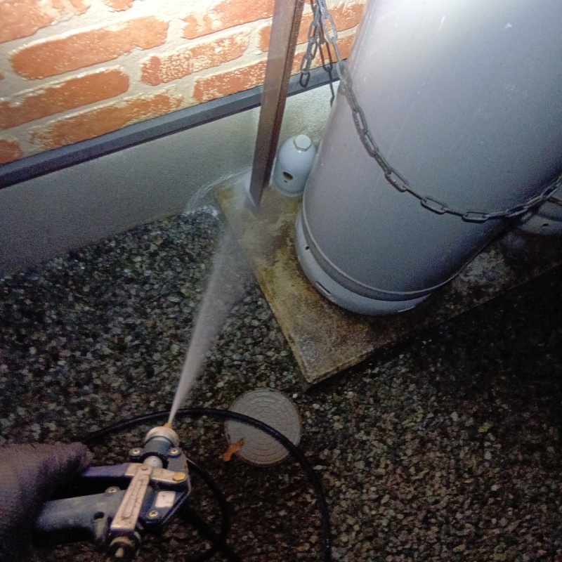 建物の外周に防蟻剤を散布