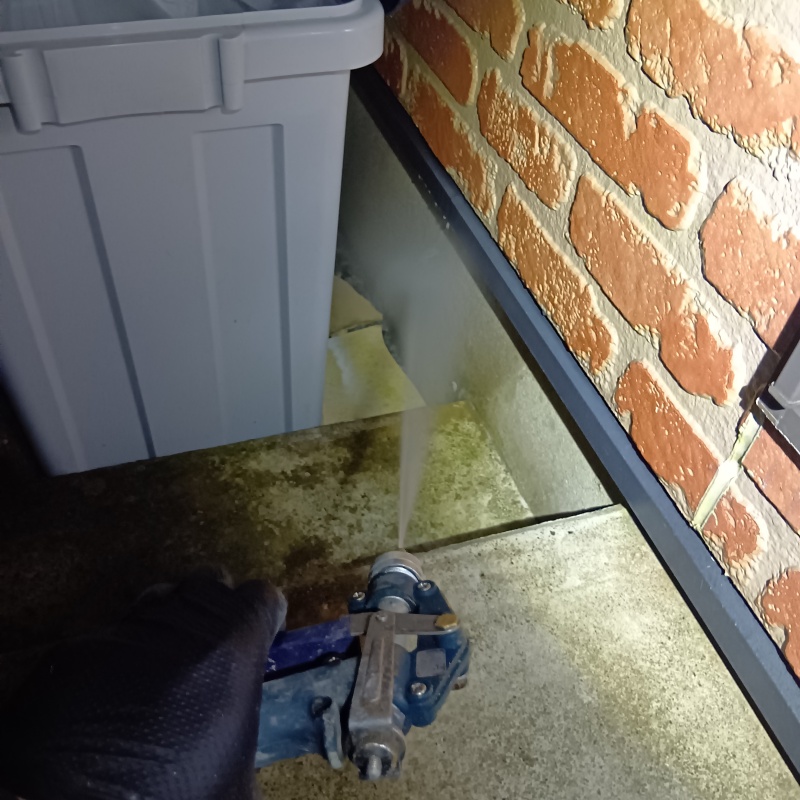 建物の外周に防蟻剤を散布