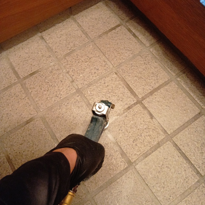 地面に防蟻剤を注入