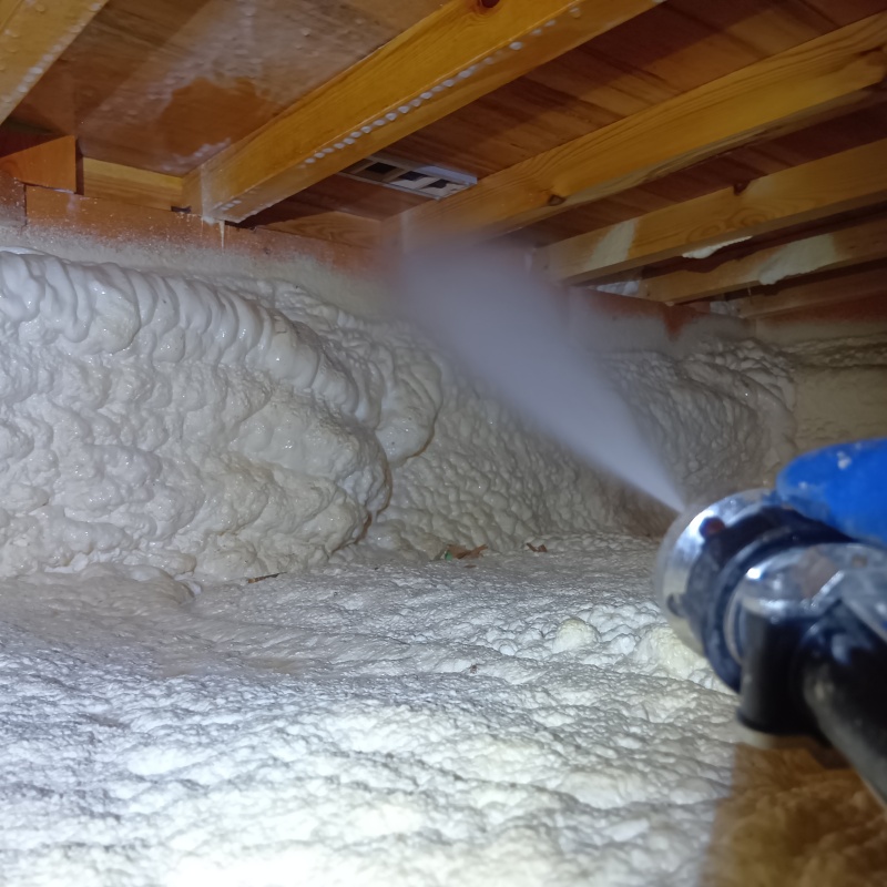 床下の木材に防蟻剤を散布