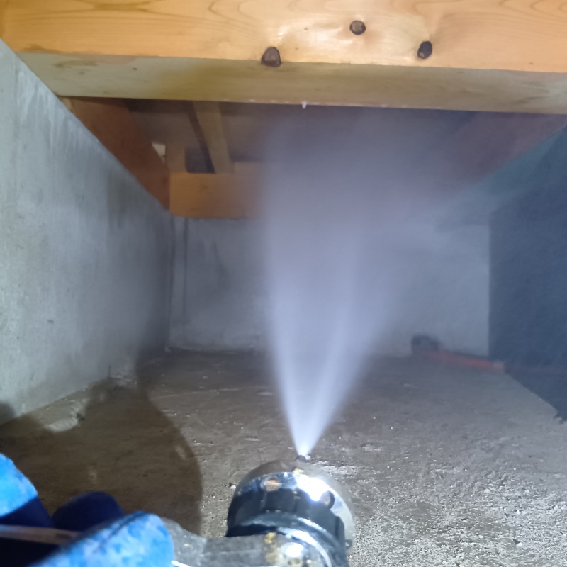 床下の木材に防蟻剤を散布