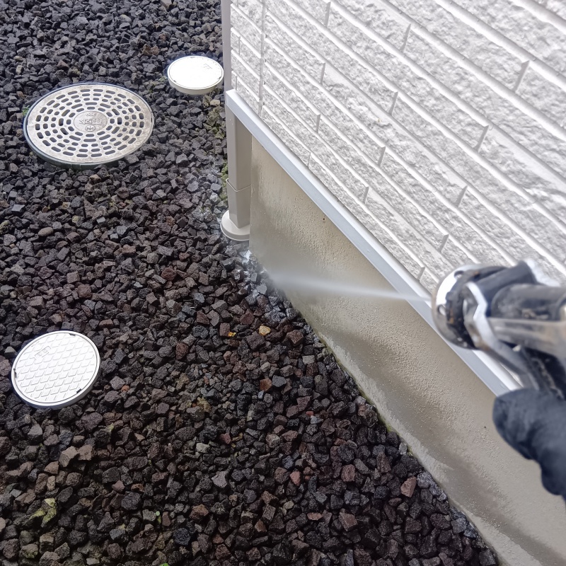 建物の外周に防蟻剤を散布