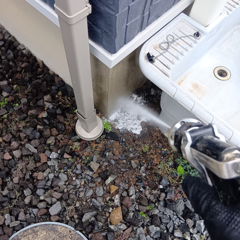 建物の外周に防蟻剤を散布