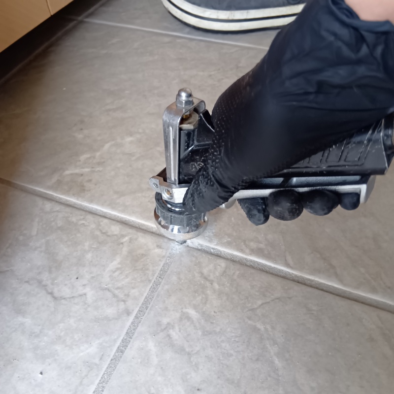 地面に防蟻剤を注入