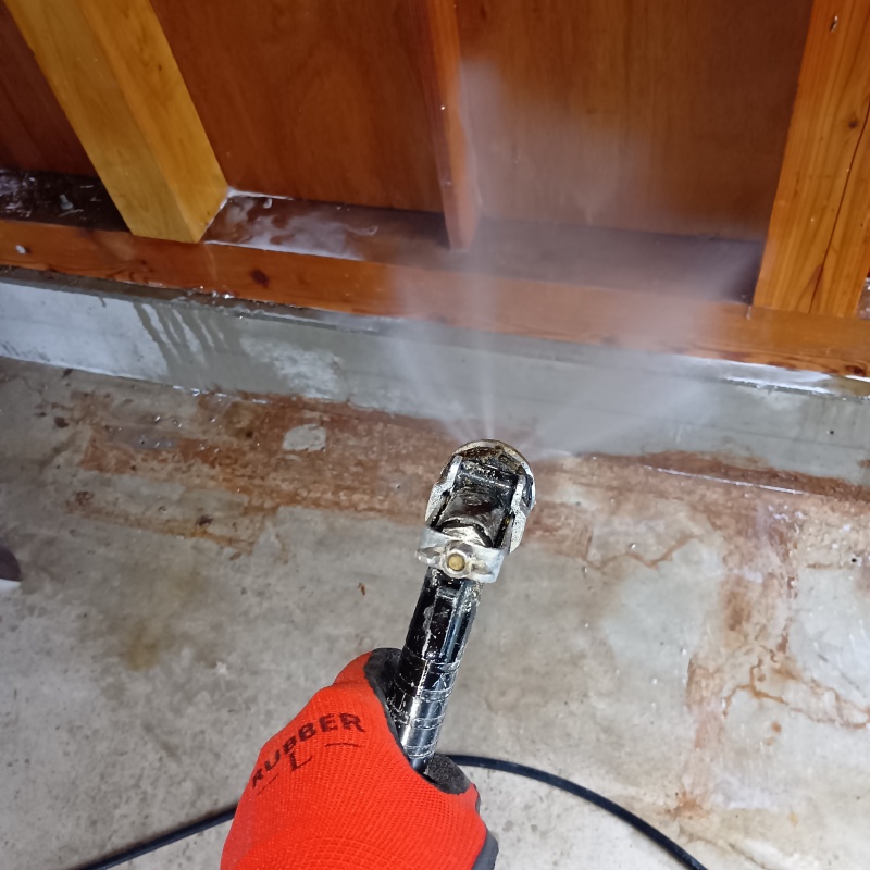 木部にシロアリ駆除剤を散布