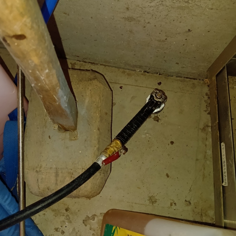 地面にシロアリ駆除剤を注入