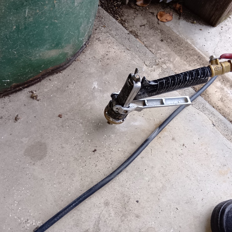 地面にシロアリ駆除剤を注入