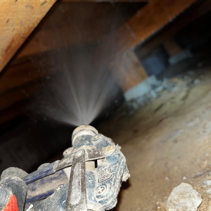 床下の木材にシロアリ駆除剤を散布