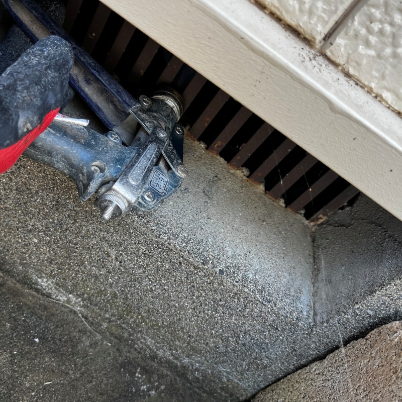 床下換気口からシロアリ駆除剤を散布