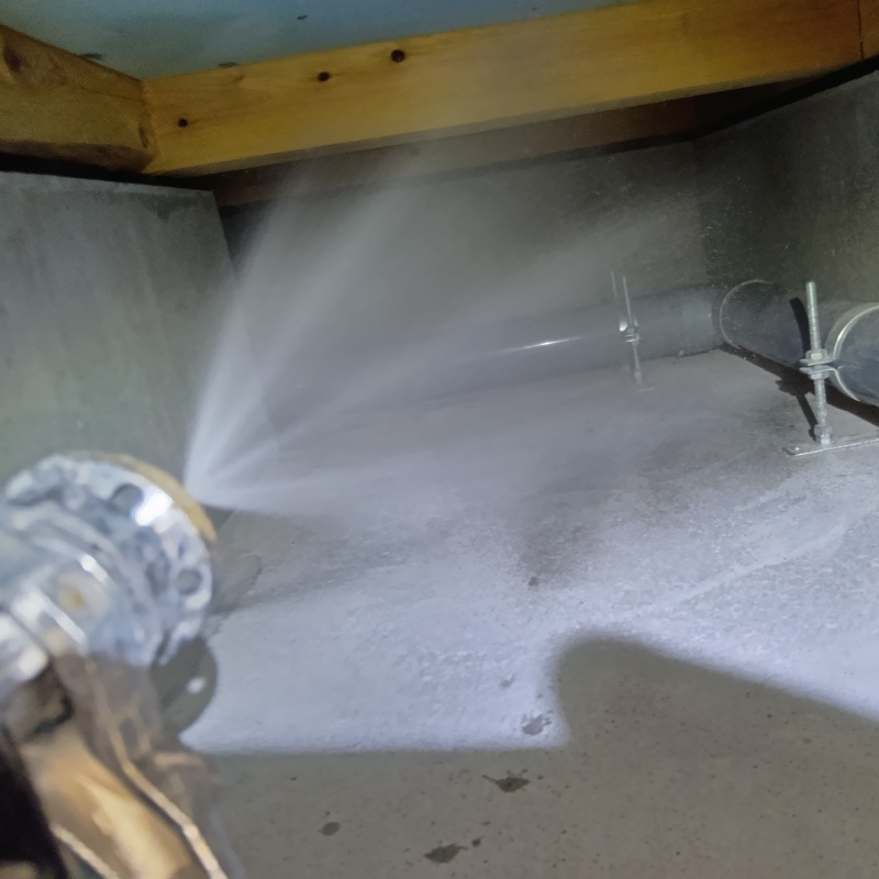 床下の木材に防蟻剤を散布