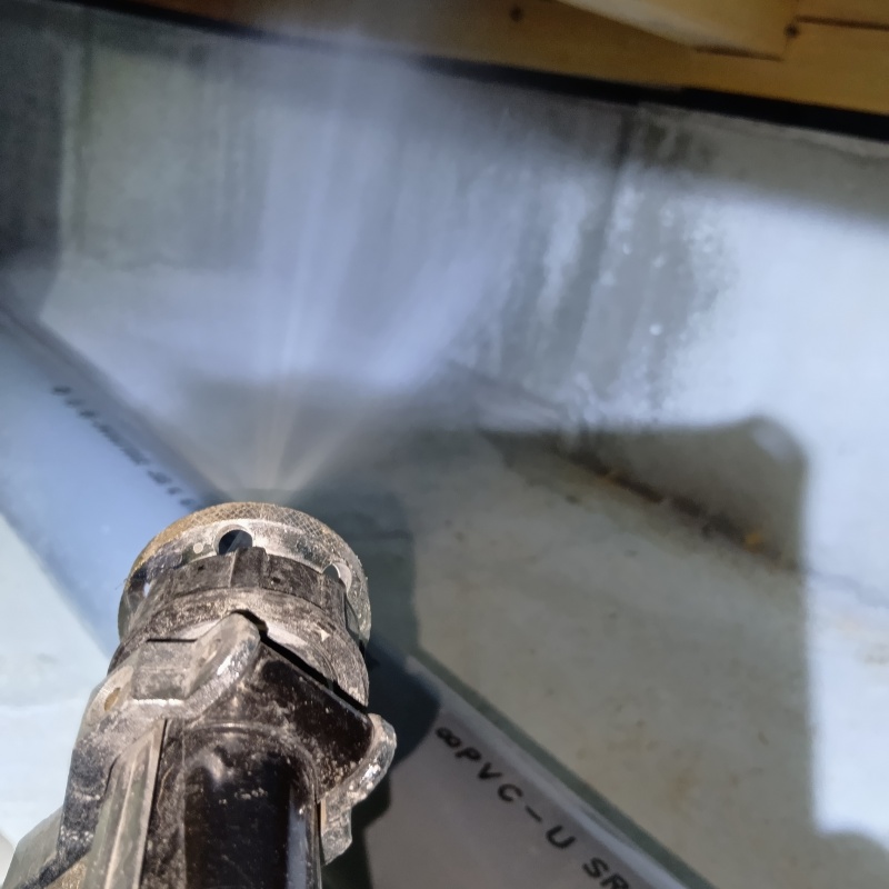 床下の木材に防蟻剤を散布