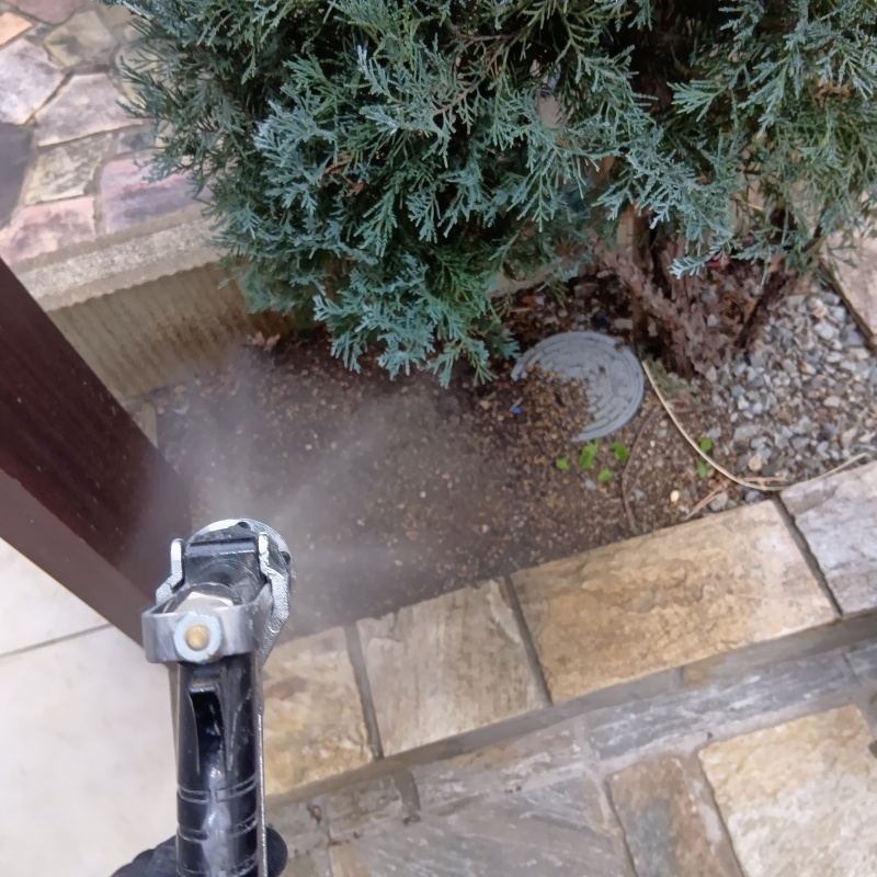 屋外の地面に防蟻剤を散布