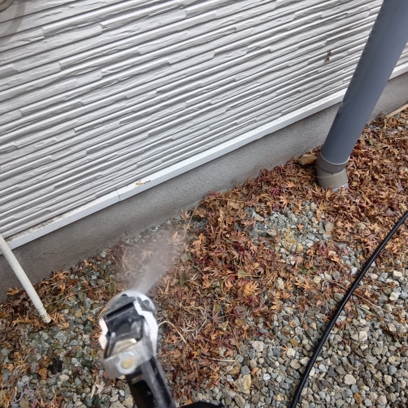 建物の外周に防蟻剤を散布