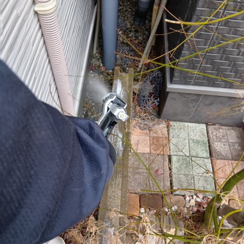 建物の外周に防蟻剤を散布