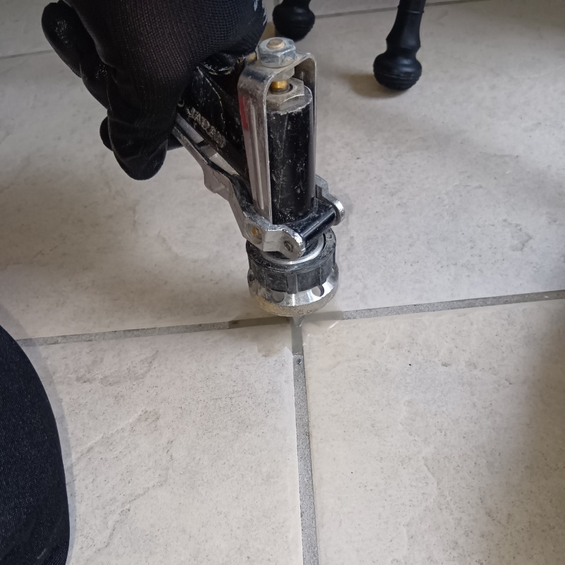 床に防蟻剤を注入