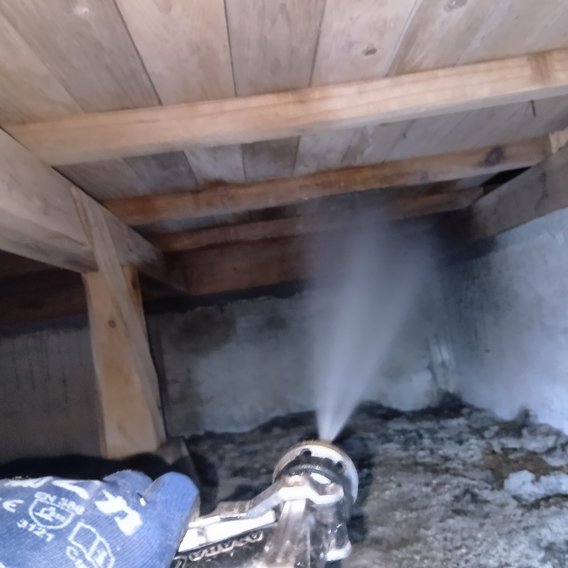 床下の木材にシロアリ駆除剤を散布