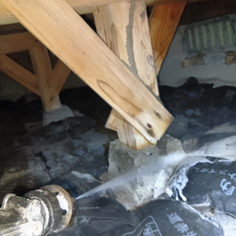 床下の地面にシロアリ駆除剤を散布