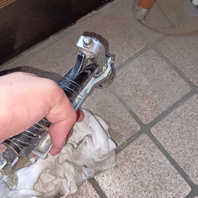 地面にシロアリ駆除剤を注入