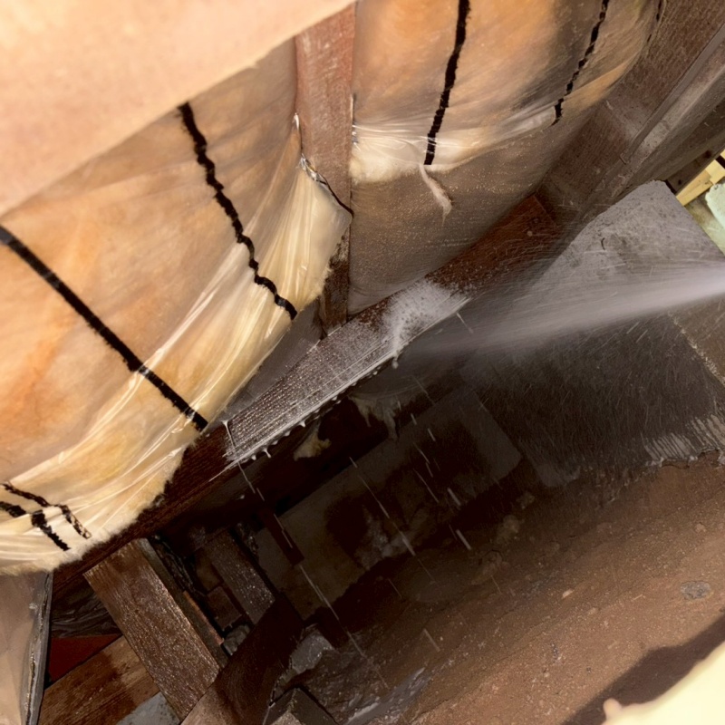 床下の木材にシロアリ駆除剤を散布