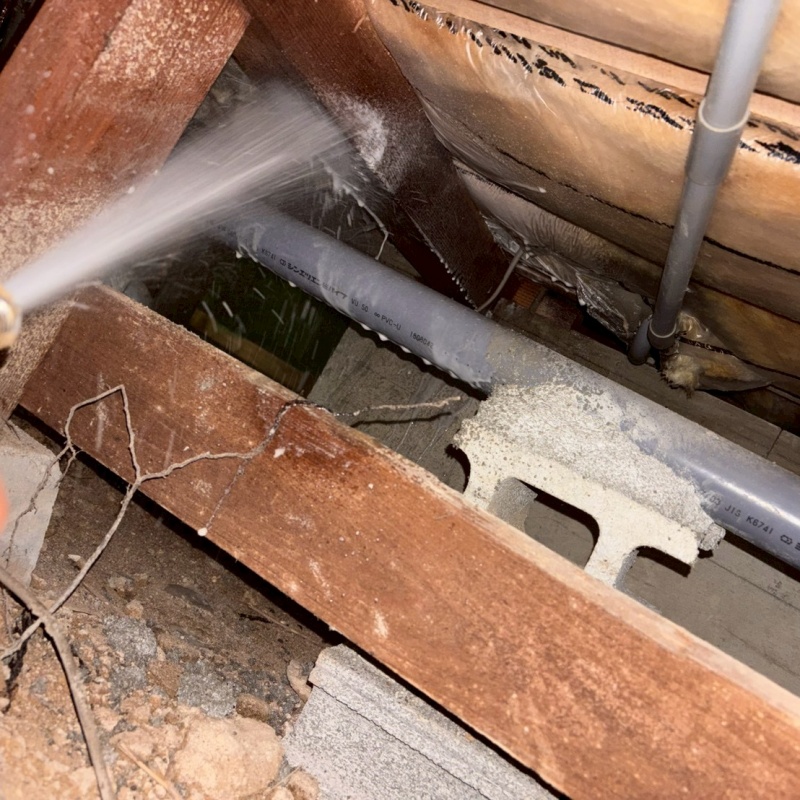 床下の木材にシロアリ駆除剤を散布