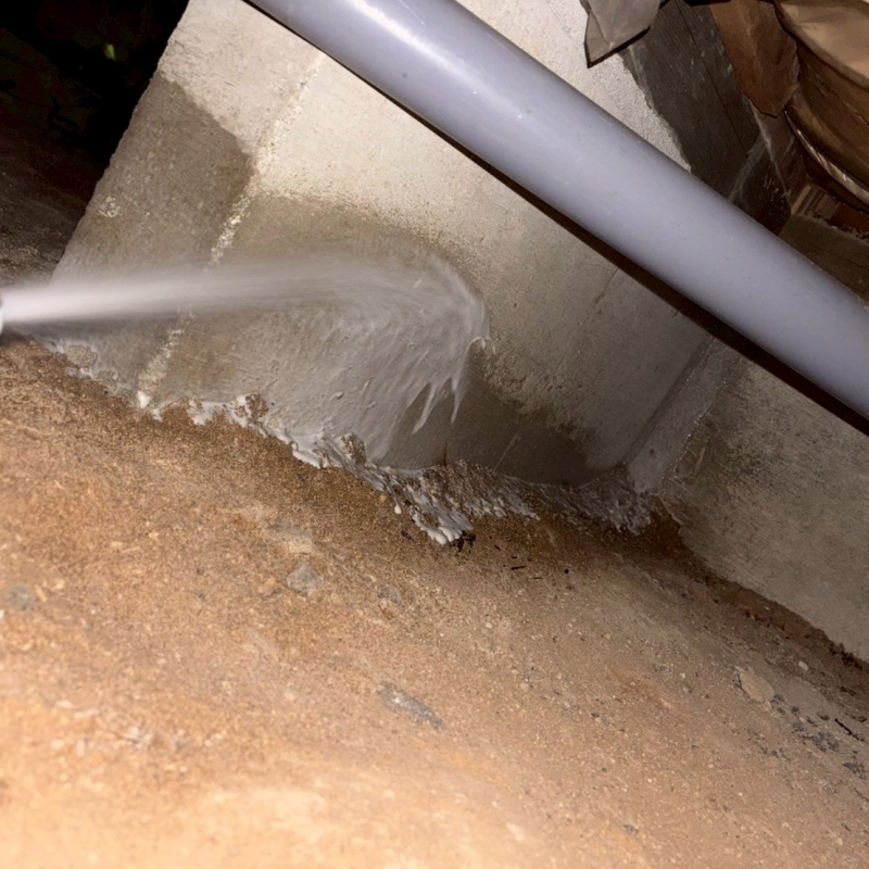 床下の基礎にシロアリ駆除剤を散布