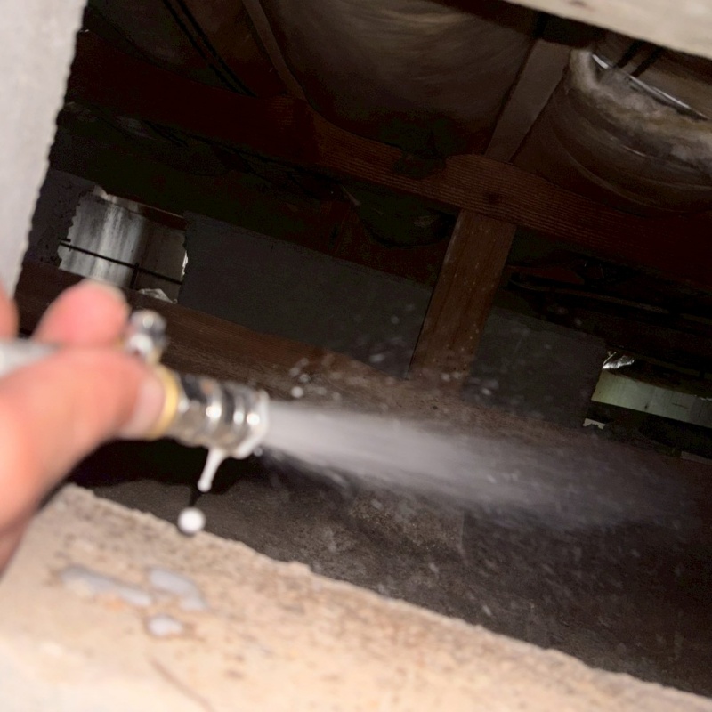 床下の地面にシロアリ駆除剤を散布