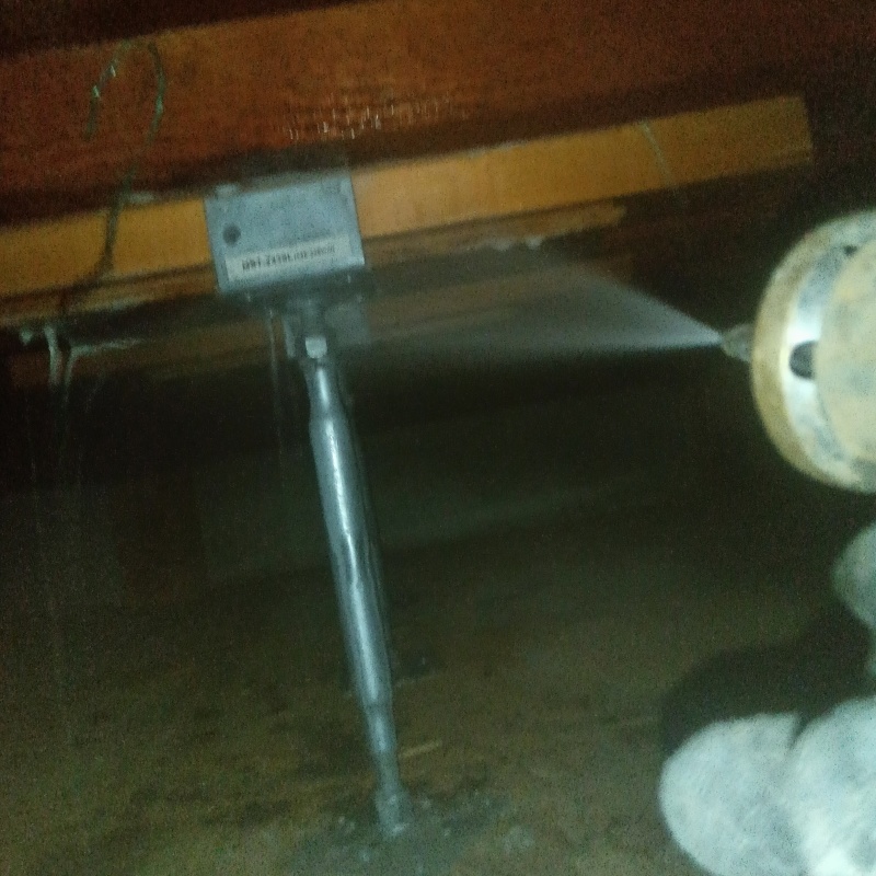 支柱まわりにシロアリ駆除剤を散布