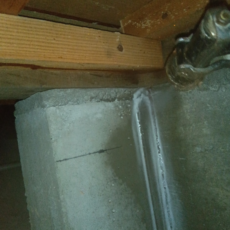 基礎部分にシロアリ駆除剤を散布