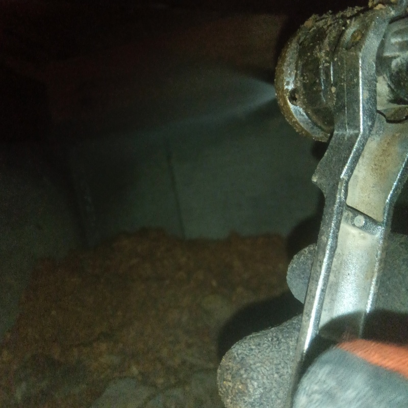 床下の地面にシロアリ駆除剤を散布