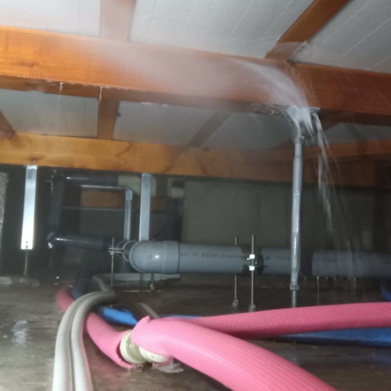 床下の木材に防蟻剤を散布