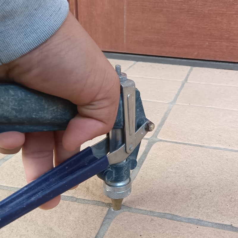 地面に防蟻剤を注入