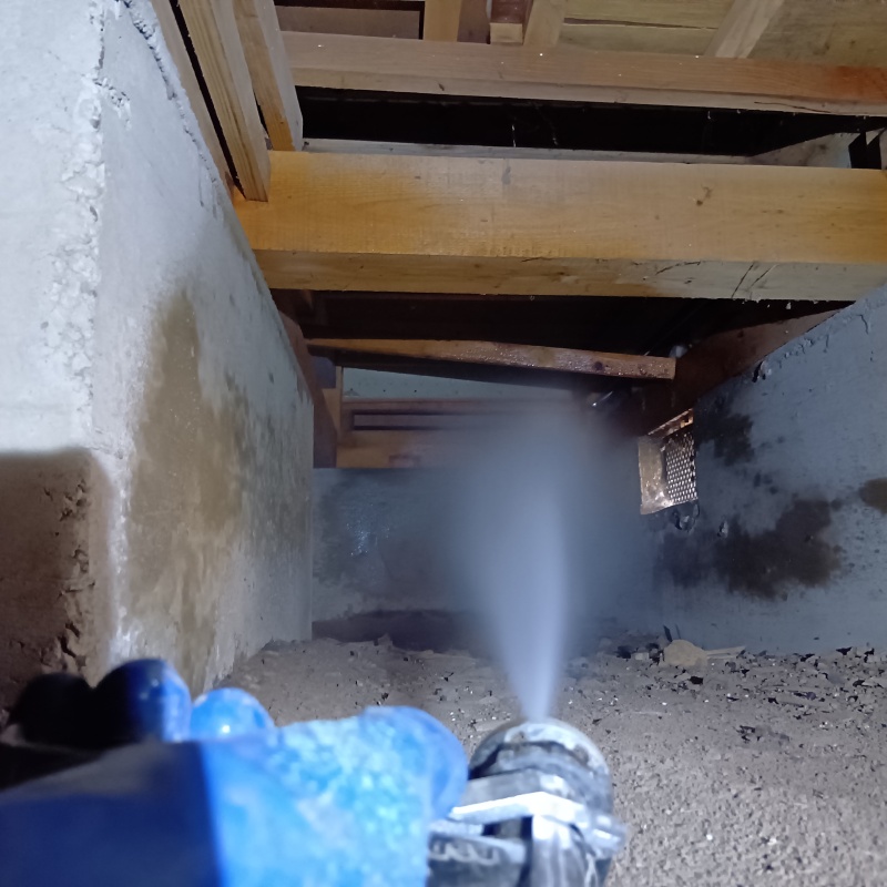 床下の木材にシロアリ駆除剤を散布