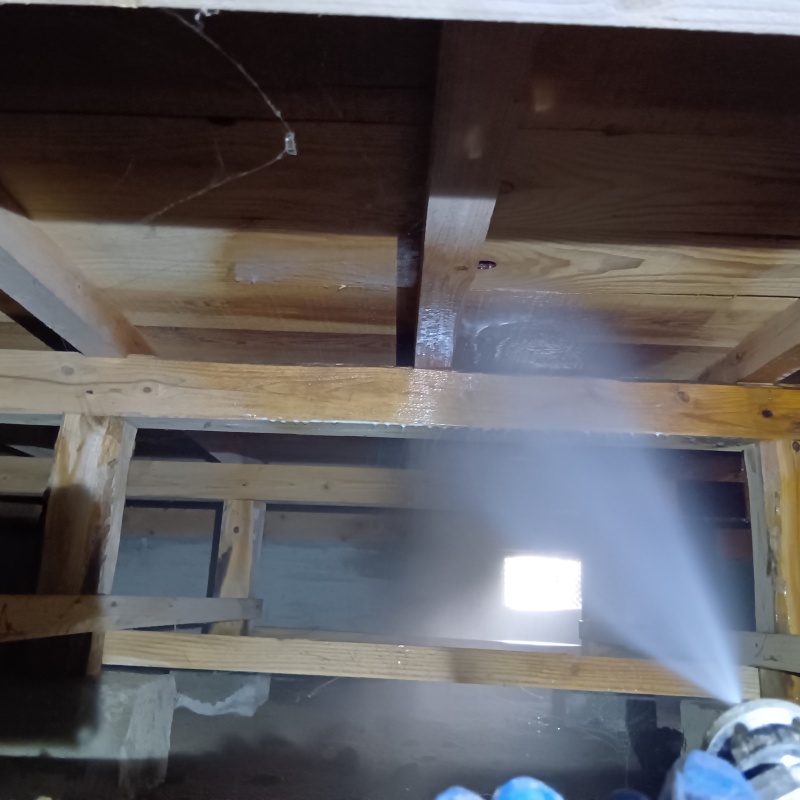 床下の木材にシロアリ駆除剤を散布