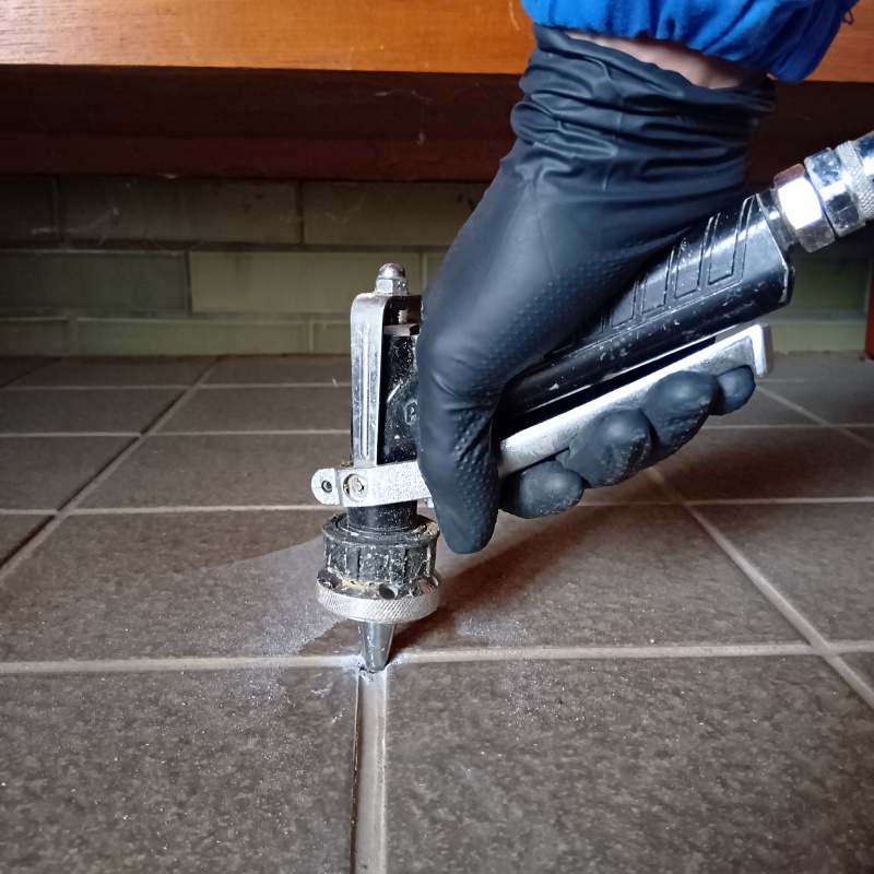 地面にシロアリ駆除剤を注入