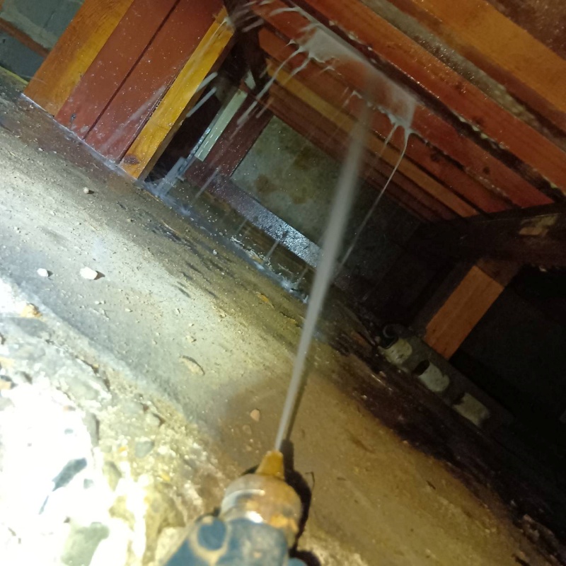 床下の木材にシロアリ駆除剤を散布