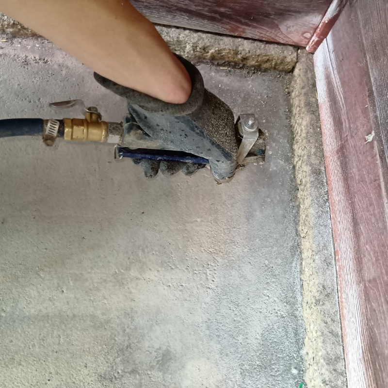 地面にシロアリ駆除剤を注入