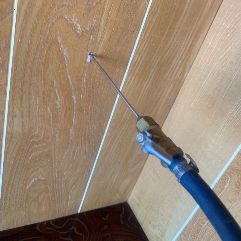 壁にシロアリ駆除剤を注入